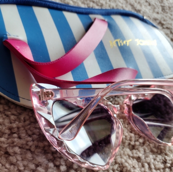 Betsey Johnson Heart Shaped Cateye Sunglasses & Beach Sandal Sunglass Holder - Picture 8 of 15